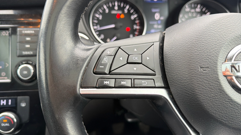 Nissan Qashqai 1.3 DiG-T N-Connecta 5dr [Glass Roof Pack] Petrol Hatchback